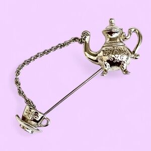 Avon Vintage Colonial Teapot Stick Pin Silver Tone Figural Brooch Floral EUC 70s